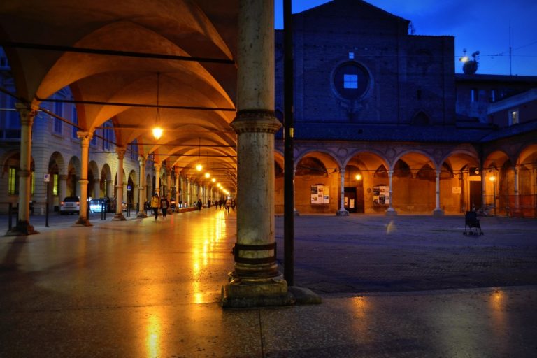 1 BO – Basilica di Santa Maria dei Servi 3 – Portico di S. Maria dei Servi – Anita Malina