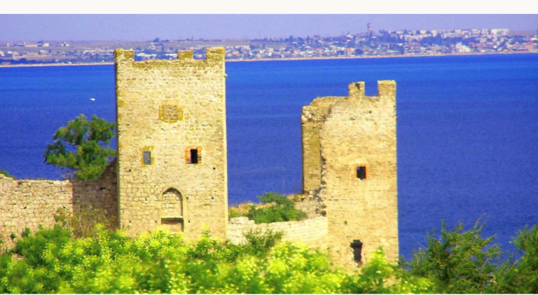 01. Veduta delle fortificazioni genovesi della citta╠Ç di Caffa, oggi Feodosija, in Crimea_┬⌐Istituto della Enciclopedia Italiana