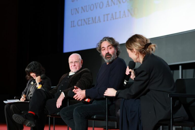 《饥饿的心》导演萨维里奥·科斯坦佐(右1），女主角阿尔芭·洛瓦赫（右1），国际策展人马可·穆勒（左2）在映后与观众交流