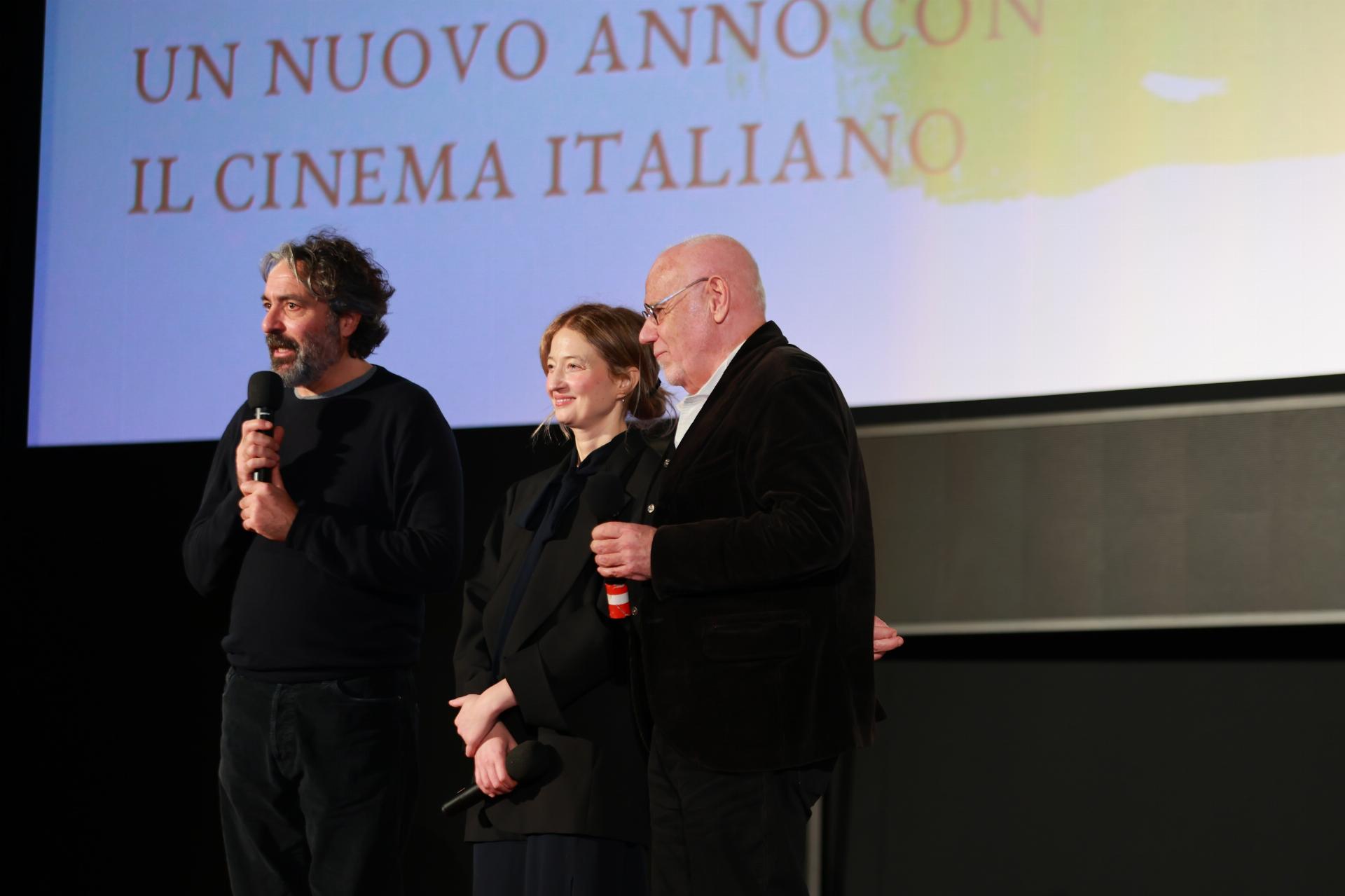 《饥饿的心》导演萨维里奥·科斯坦佐(左1），女主角阿尔芭·洛瓦赫（中），国际策展人马可·穆勒在映前与观众交流