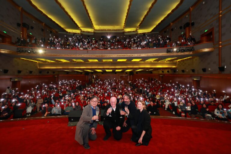 大合照（上海市电影发行放映行业协会秘书长金辉【左1】，《饥饿的心》导演萨维里奥·科斯坦佐【右2】，女主角阿尔芭·洛瓦赫【右1】，国际策展人马可·穆勒【左2】）